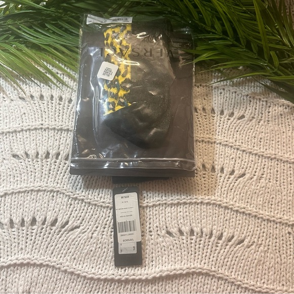 NWT Brand New Versace Leopard Jacquard Logo Crew Socks
Size : Medium - Picture 6 of 10